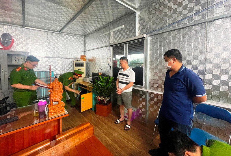 Công an tỉnh Lào Cai khám xét khẩn cấp nơi ở của Ngô Tiến Thảo. (Ảnh: QUỲNH TRANG)