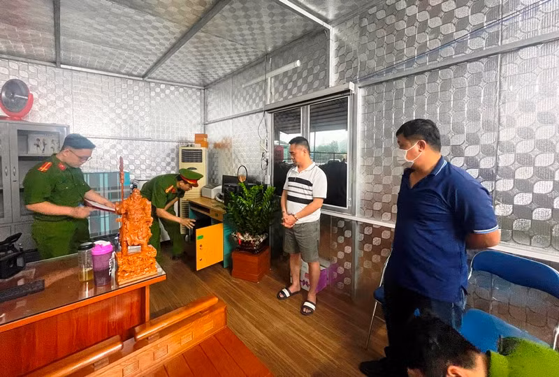 Công an tỉnh Lào Cai khám xét khẩn cấp nơi ở của Ngô Tiến Thảo. (Ảnh: QUỲNH TRANG)