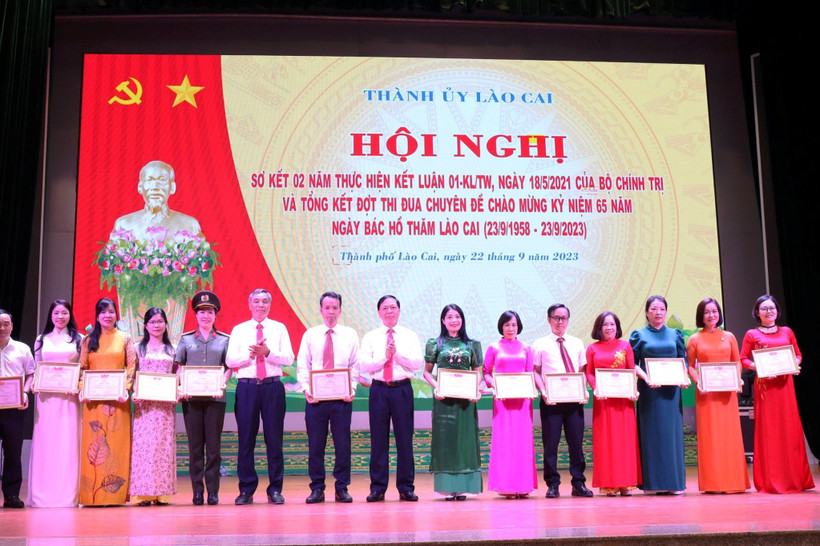 Lãnh đạo Thành ủy Lào Cai biểu dương, khen thưởng các tập thể và các nhân có thành tích xuất sắc trong đợt thi đua Kỷ niệm 65 năm Bác Hồ thăm Lào Cai. (Ảnh: QUỐC HỒNG)