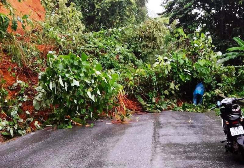 Mưa lớn, gây sạt lở nhiều điểm, làm tắc Quốc lộ 70 nối Lào Cai-Yên Bái. (Ảnh: QUỐC HỒNG) 
