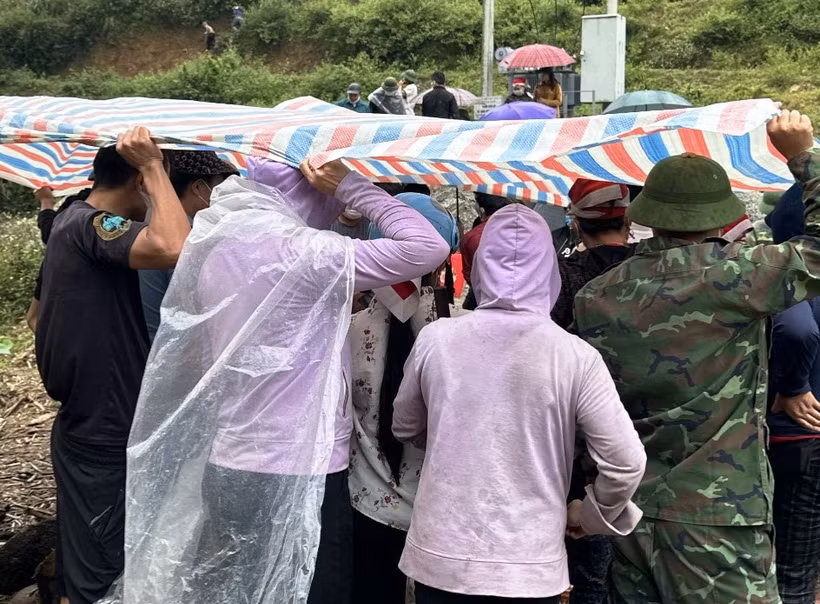 Lực lượng cứu hộ đã tìm thấy nạn nhân cuối cùng trong vụ lũ ống cuốn mất tích 7 người ở xã Liên Minh, thị xã Sa Pa-Lào Cai. (Ảnh: MẠNH HÙNG)