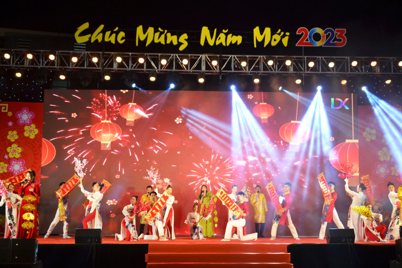 Chương trình nghệ thuật “Chào Xuân 2023” diễn ra tại phố Đinh Lễ, sát ngay bờ sông Hồng lung linh ánh điện sáng. (Ảnh: Quốc Hồng)