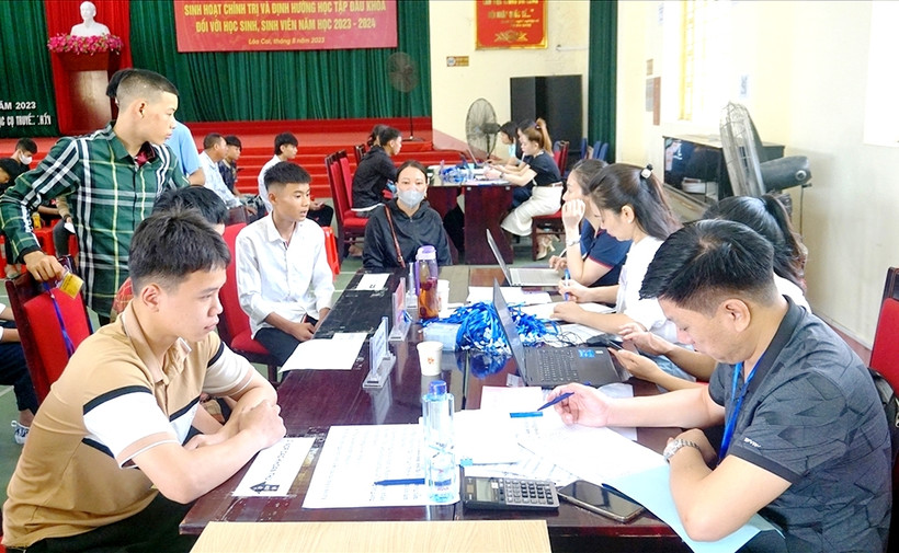 Thí sinh làm thủ tục nhập học tại Trường Cao đẳng Lào Cai ngày 22/8. ( Ảnh: TRỌNG BẢO)