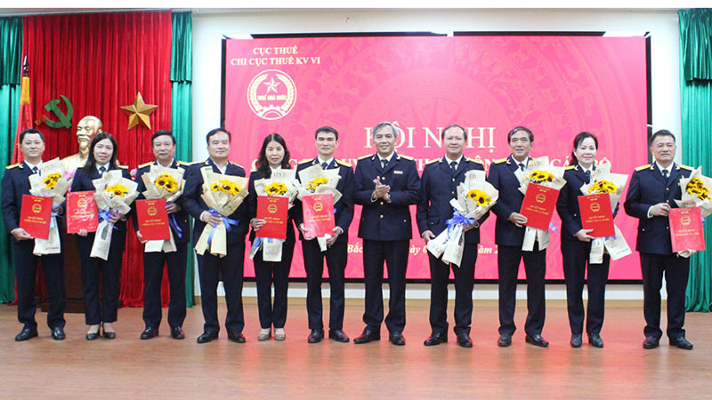 Đồng chí Lê Bá Ngọc trao Quyết định bổ nhiệm cho các đồng chí Phó Chi cục trưởng Chi cục Thuế khu vực VI.
