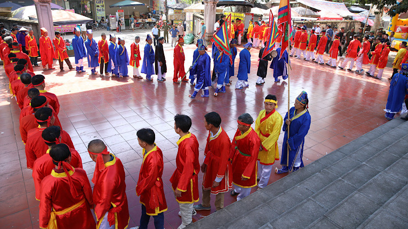 Kéo chữ “Thiên Hạ Thái Bình” tục lệ độc đáo tại lễ hội Tiên Lục.