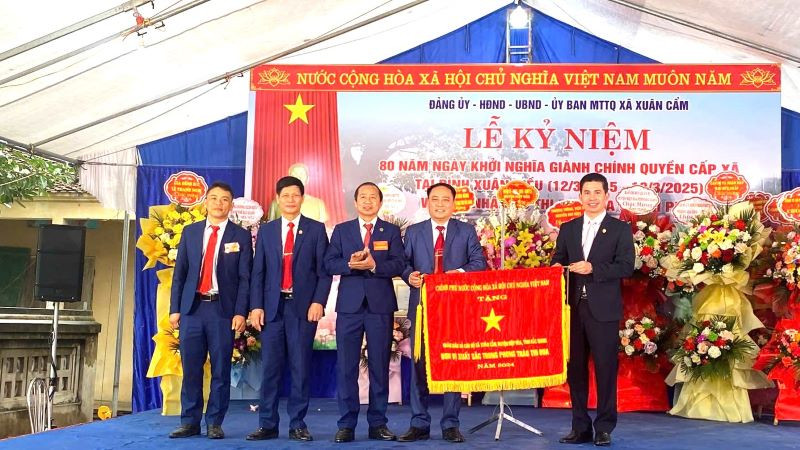 Đảng bộ và nhân dân xã Xuân Cẩm nhận Cờ thi đua của Thủ tướng Chính phủ năm 2024. 