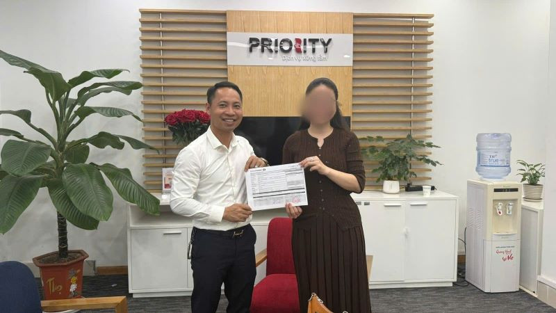 Anh Phạm Văn Xuân hoàn thành giao dịch chuyển tiền lại cho đại diện Công ty.
