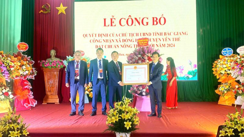 Lãnh đạo xã Đồng Hưu, huyện Yên Thế (Bắc Giang) đón nhận Bằng công nhận Nông thôn mới.