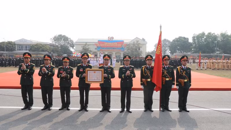 Thừa ủy quyền của Chủ tịch nước, Đại tướng Nguyễn Tân Cương trao tặng Huân chương Bảo vệ Tổ quốc hạng Nhì cho lực lượng vũ trang tỉnh Bắc Giang.