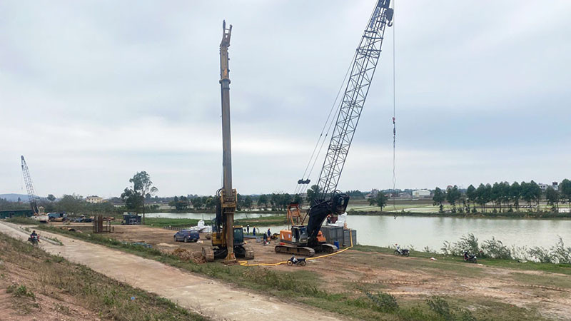 Thi công xây dựng cầu Cẩm Lý.