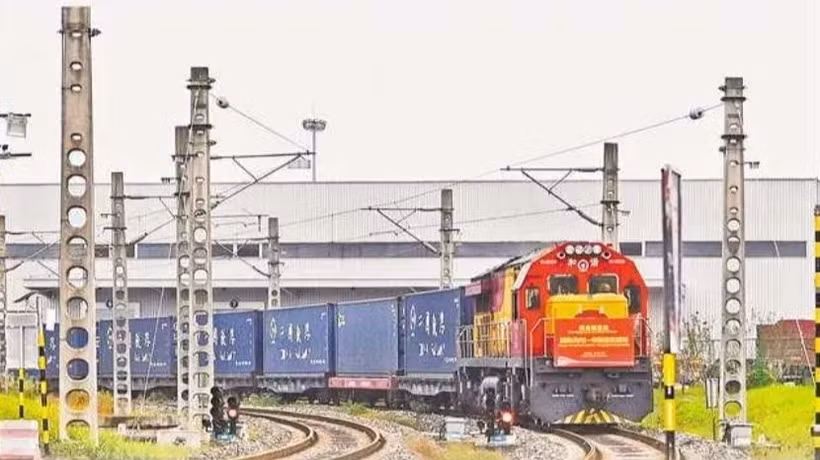 Chuyến tàu chở hàng xuất phát từ Hà Nội đến Trùng Khánh vào ngày 8/11, mang theo 26 TEU hàng hóa trị giá gần 90 triệu Nhân dân tệ. (Ảnh: Nhật báo Trùng Khánh)