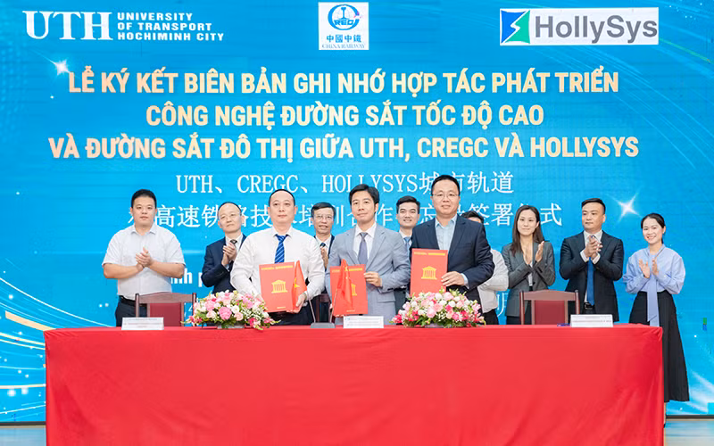 Ba đơn vị cùng thực hiện ký thỏa thuận hợp tác tăng cường hợp tác trong đào tạo, nghiên cứu khoa học về đường sắt tốc độ cao và đường sắt đô thị.