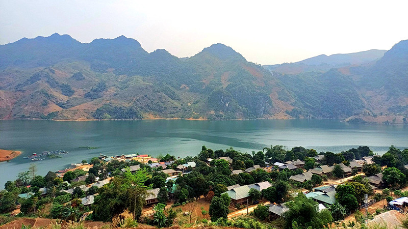 Bản Huổi Lóng, xã Huổi Só, huyện Tủa Chùa, tỉnh Điện Biên bên dòng sông Đà. (Ảnh LỮ MAI)