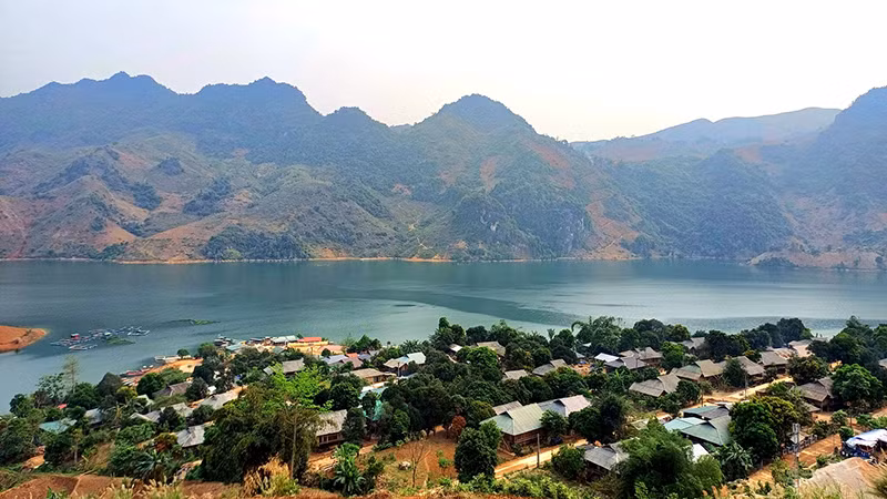 Bản Huổi Lóng, xã Huổi Só, huyện Tủa Chùa, tỉnh Điện Biên bên dòng sông Đà. (Ảnh LỮ MAI)