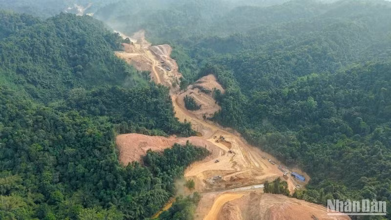 Hơn 3 nghìn kỹ sư, công nhân vẫn làm việc trên công trường dự án cao tốc Đồng Đăng-Trà Lĩnh trong những ngày nghỉ lễ.