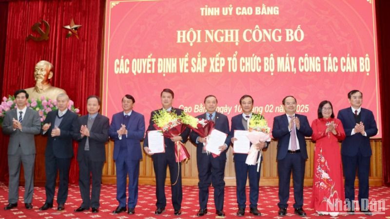 Các đồng chí lãnh đạo tỉnh Cao Bằng trao quyết định thành lập, bổ nhiệm và tặng hoa chúc mừng Đảng bộ các cơ quan Đảng tỉnh Cao Bằng.