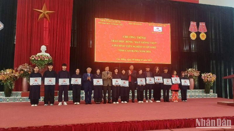 Ban Tổ chức trao học bổng của Quỹ Hạt giống Việt (Báo Nhân Dân) cho các sinh viên .