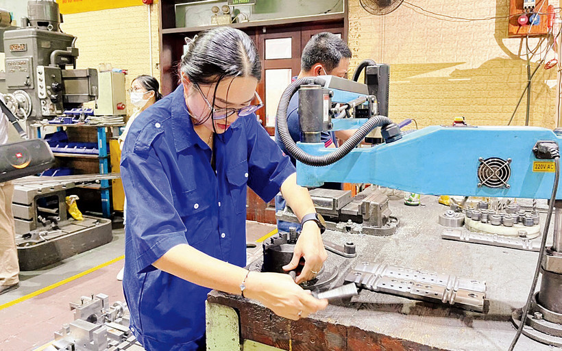 Sản xuất thiết bị cơ khí chính xác tại Công ty TNHH Cơ khí-Thương mại Nhật Long, thành phố Thủ Ðức. (Ảnh CTV)