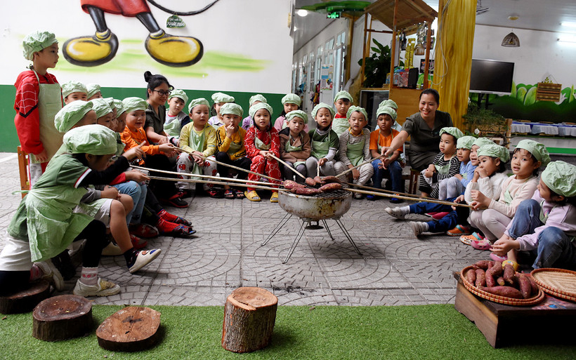 Học sinh Trường mầm non Ngọc Lan, quận Hải Châu, thành phố Ðà Nẵng với giờ học trải nghiệm dưới sân trường.