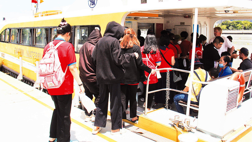 Tuyến buýt đường sông Sài Gòn Waterbus thu hút đông đảo du khách. (Ảnh THẾ ANH)