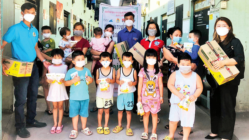 Công ty cổ phần Quốc tế Minh Việt tặng quà con của người lao động làm việc tại công ty.