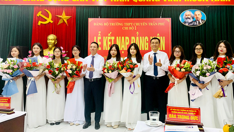 Lãnh đạo Thành ủy Hải Phòng và Sở Giáo dục và Ðào tạo Hải Phòng chúc mừng các đảng viên mới kết nạp của Trường THPT chuyên Trần Phú.