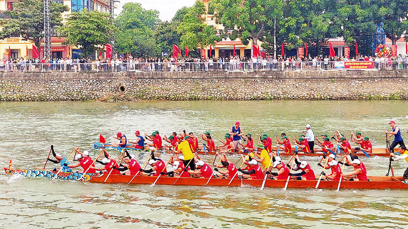 Thuyền bơi đua tranh để giành giải trong lễ hội đua thuyền truyền thống trên sông Kiến Giang, huyện Lệ Thủy.