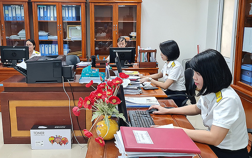 Cán bộ Phòng Thanh tra-Kiểm tra, Cục Thuế tỉnh Quảng Bình rà soát, thu thập thông tin các đối tượng kinh doanh thương mại điện tử. (Ảnh Lan Chi)