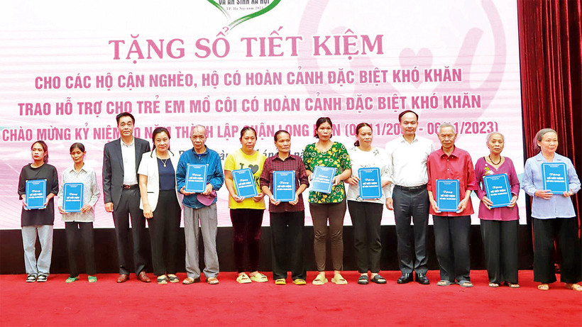 Lãnh đạo quận Long Biên trao sổ tiết kiệm tặng gia đình cận nghèo, người có hoàn cảnh đặc biệt khó khăn.