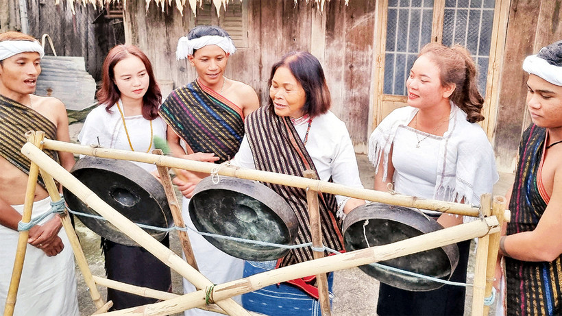 Nghệ nhân ưu tú Ma Bio dạy cách đánh chiêng cho thế hệ trẻ.