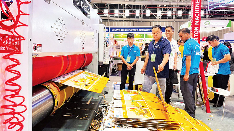 Các doanh nghiệp tìm hiểu công nghệ mới tại Triển lãm quốc tế ngành công nghiệp bao bì và in ấn năm 2023.