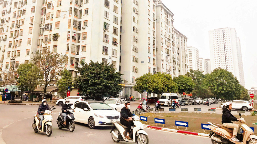 Việc xây dựng chung cư cao tầng đã gây áp lực hạ tầng đô thị tại khu vực nội thành.