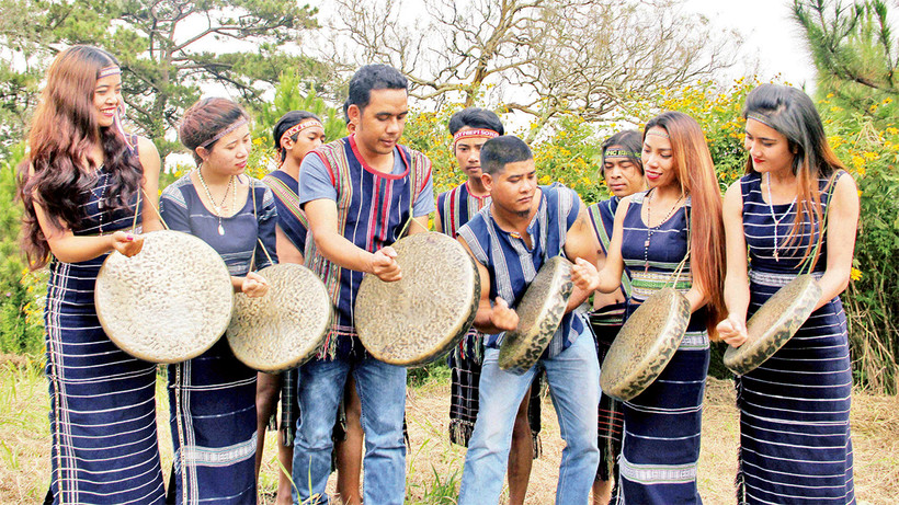 Những chàng trai Cơ Ho dạy sơn nữ đánh chiêng.