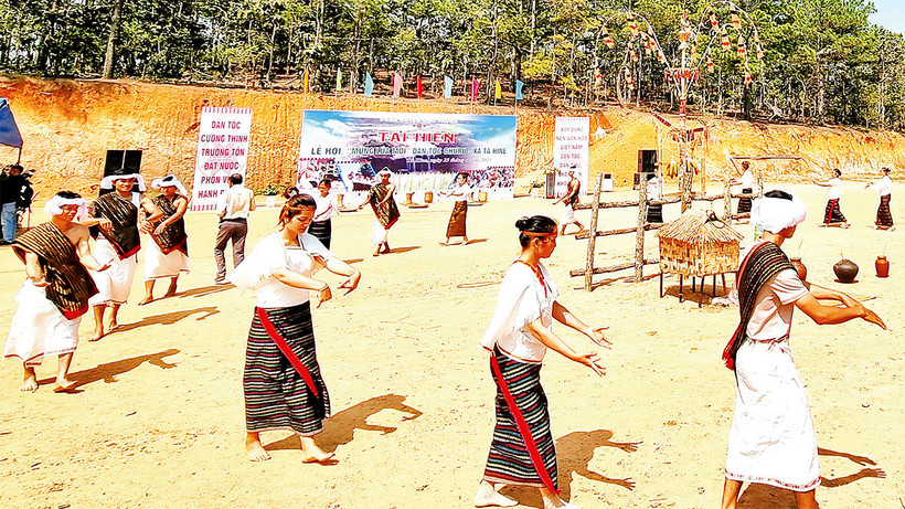 Tái hiện lễ hội “mừng lúa mới” của người Chu Ru ở huyện Ðức Trọng, tỉnh Lâm Ðồng.