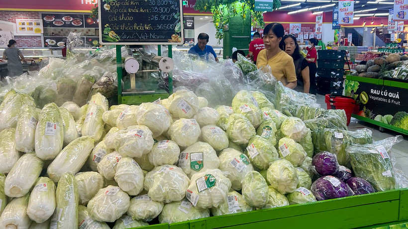 Người tiêu dùng mua sắm tại siêu thị Winmart Ðà Nẵng. (Ảnh ÐĂNG DUY)