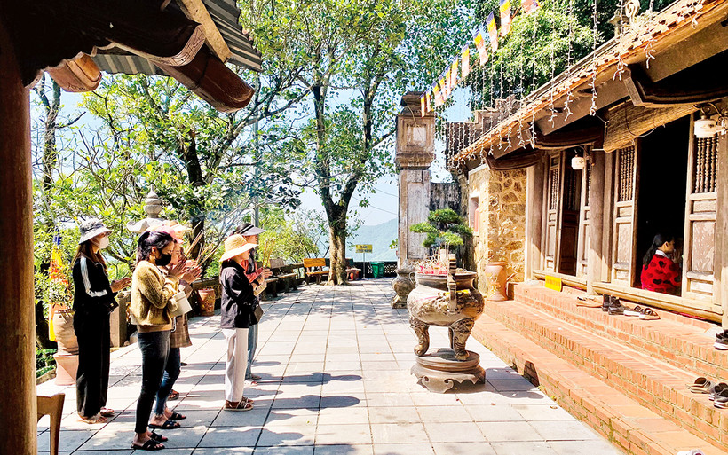 Du khách thập phương về với Hương Tích cổ tự dịp đầu xuân. 