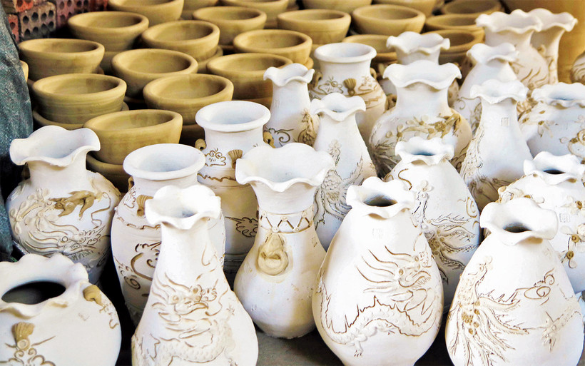 Sản phẩm gốm thô chờ đưa vào lò nung. 