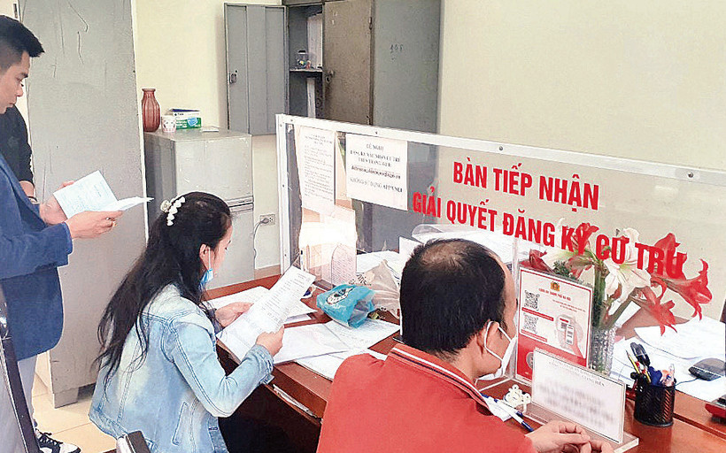 Lãnh đạo Sở Giáo dục và Ðào tạo Hà Nội yêu cầu tạm dừng xác nhận thông tin cư trú đối với học sinh chuyển cấp năm học 2023-2024 để chờ hướng dẫn mới. (Ảnh QUANG PHONG)