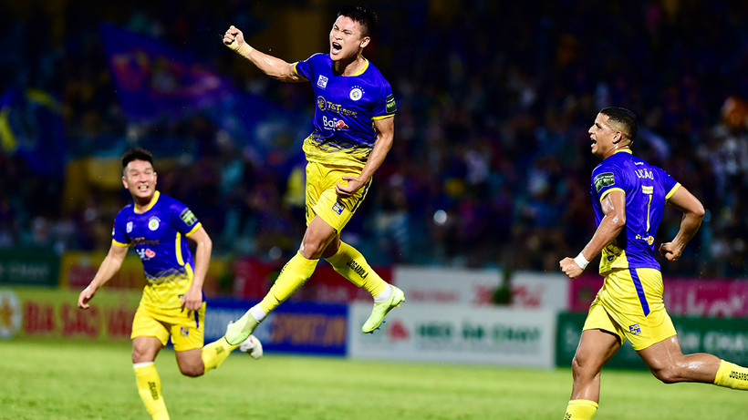 Tuấn Hải (giữa) ăn mừng bàn thắng duy nhất giúp Hà Nội FC thắng Thép Xanh Nam Định. (Ảnh THANH HẢI) 