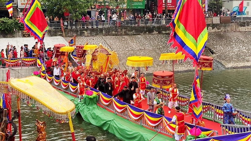 Lễ hội chùa Láng thu hút rất đông du khách.