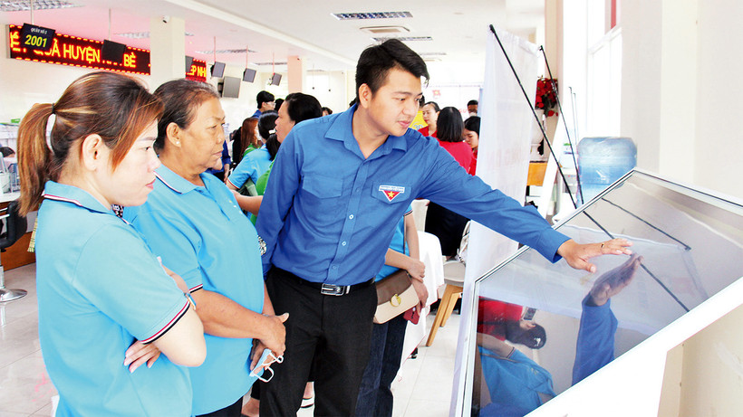 Công chức phường Bình Hưng Hòa A (quận Tân Bình) giải quyết thủ tục hành chính phục vụ người dân.