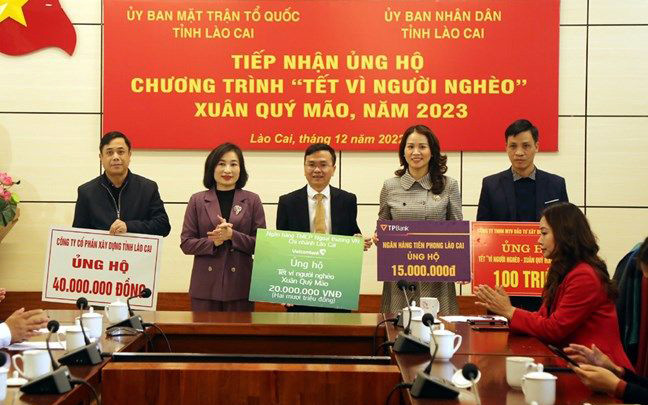 Ðại diện Ủy ban Mặt trận Tổ quốc tỉnh Lào Cai tiếp nhận ủng hộ Chương trình Tết vì người nghèo. (Ảnh Tuấn Ngọc)