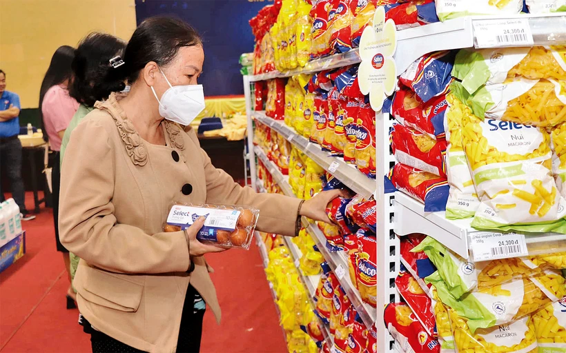 Người dân mua sắm tại Siêu thị mini 0 đồng trong dịp Tết Nguyên đán Quý Mão 2023. (Ảnh CTV)