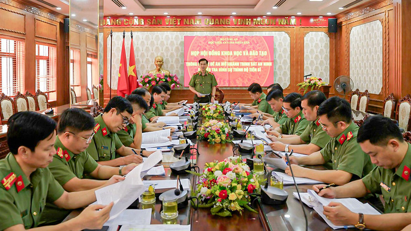 Thiếu tướng PGS, TS Trịnh Ngọc Quyên, Giám đốc Học viện An ninh nhân dân chủ trì họp Hội đồng Khoa học và Ðào tạo thông qua các Ðề án mở mã ngành đào tạo mới trình độ tiến sĩ.