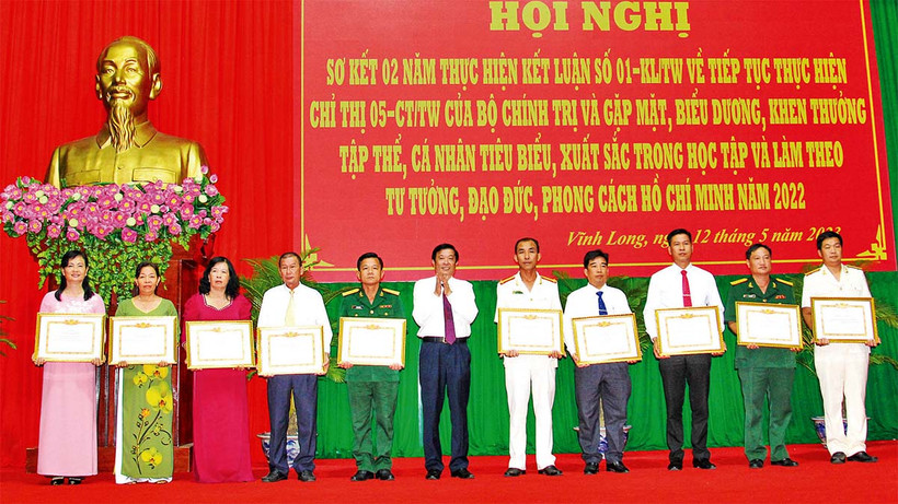 Lãnh đạo tỉnh Vĩnh Long khen tặng tập thể và cá nhân được tuyên dương trong học và làm theo Bác. 