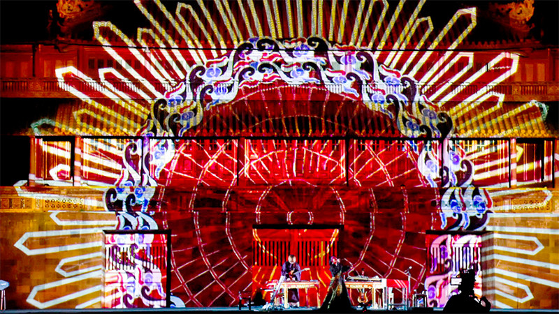 Các nghệ sĩ Pháp và Việt Nam biểu diễn âm nhạc hiện đại kết hợp nhạc cụ truyền thống Việt Nam.