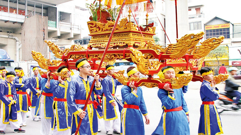 Rước kiệu trong Lễ hội kết chạ hai làng Kiều Mai - Phú Mỹ.