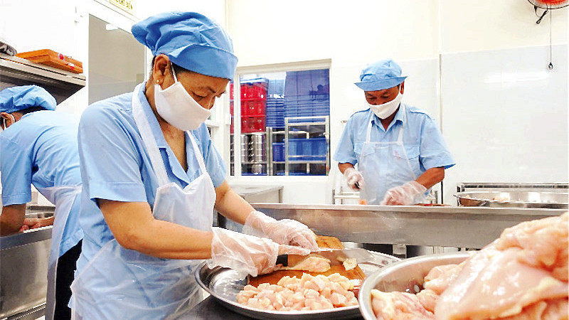 Khu vực chế biến thực phẩm một chiều tại Bếp ăn mẫu Trường tiểu học Ngô Gia Tự, TP Ðà Nẵng.