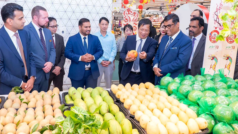 Giới thiệu hàng nông sản của Việt Nam tại UAE.