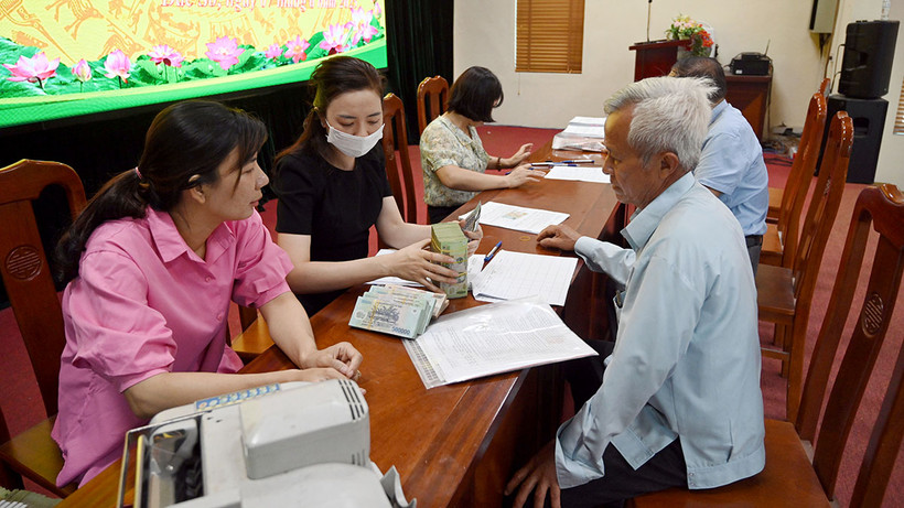 Chi trả tiền bồi thường hỗ trợ và tái định cư do xây dựng đường Vành đai 4-Vùng Thủ đô đi qua địa phận xã Ðắc Sở, huyện Hoài Ðức. (Ảnh ÐĂNG ANH)